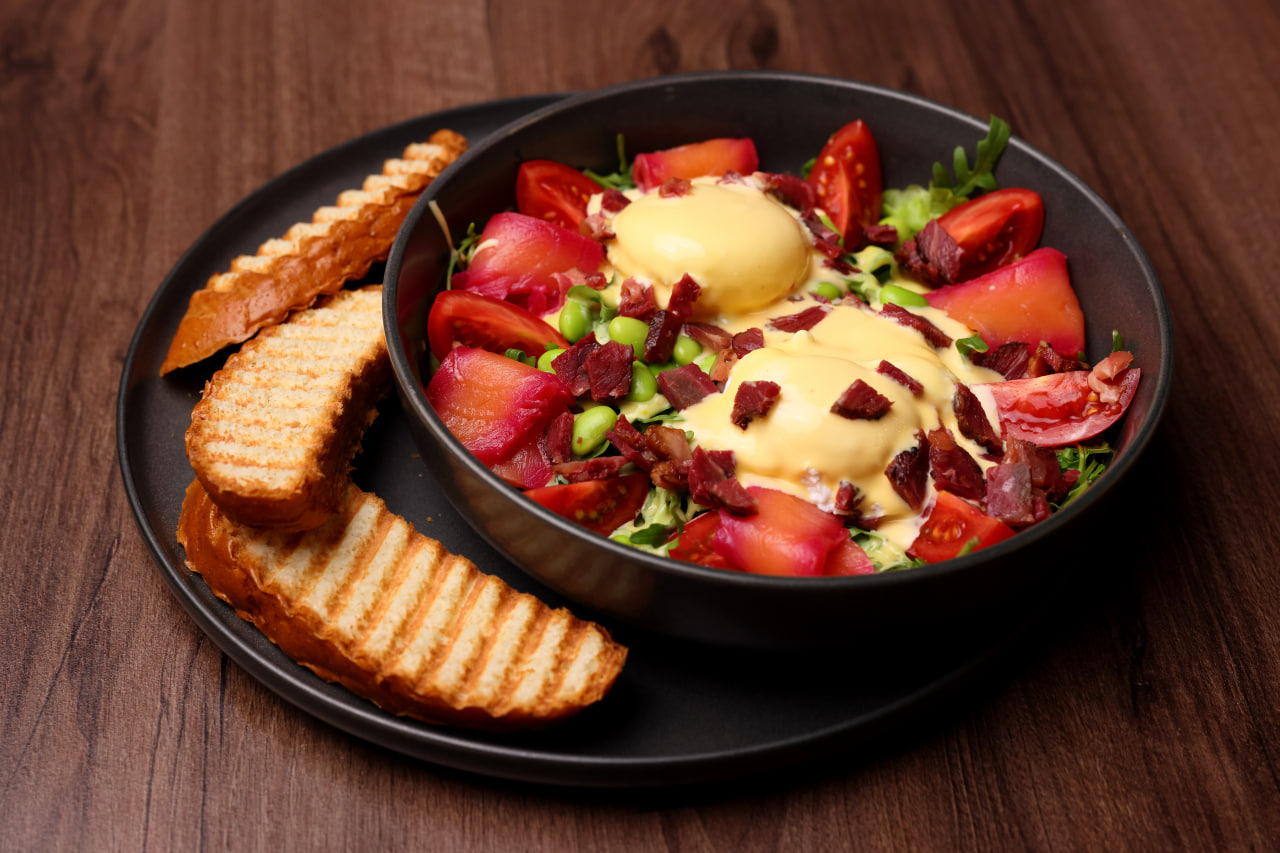 Brunch cu ouă poșate și somon